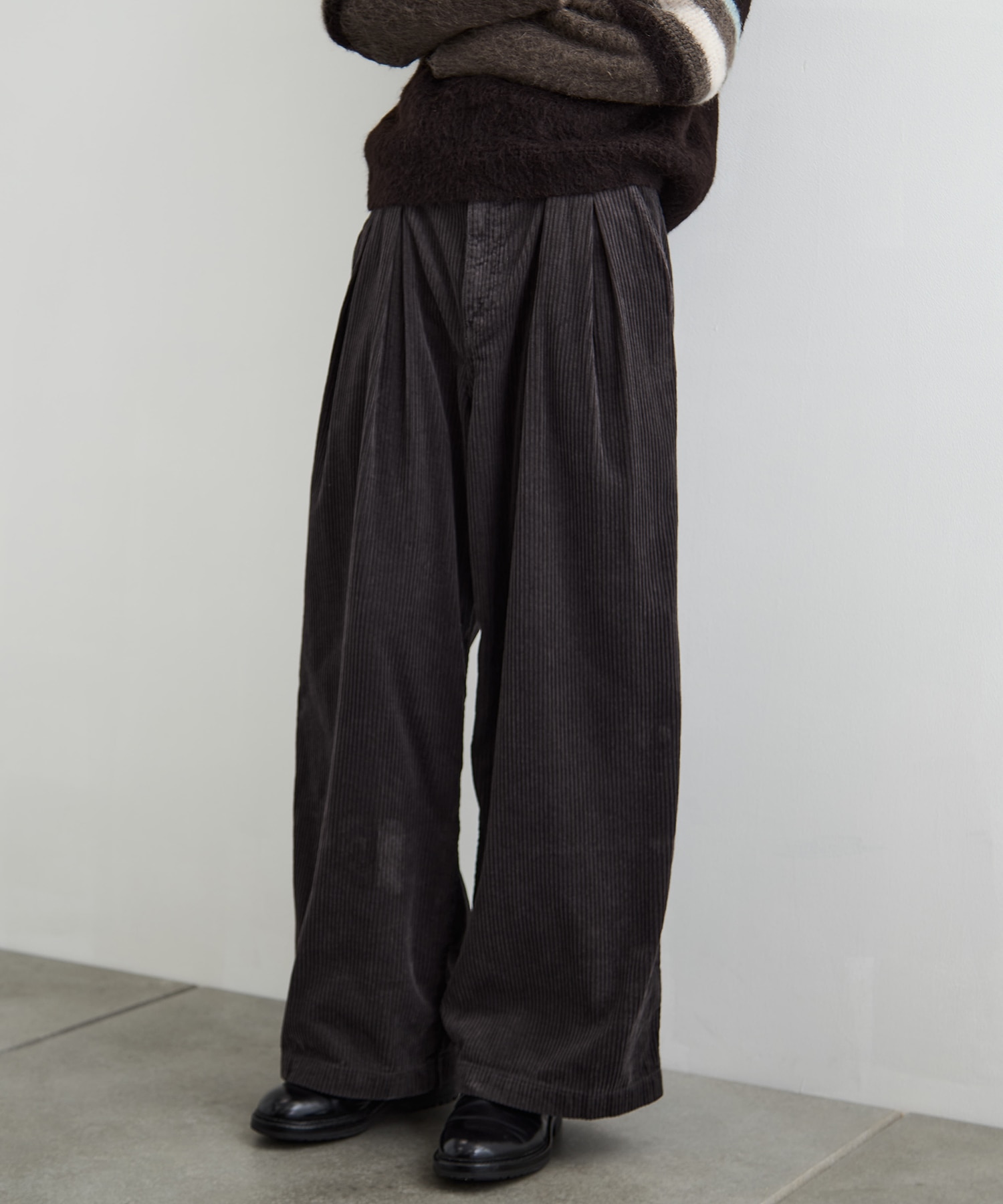 DARK BROWN